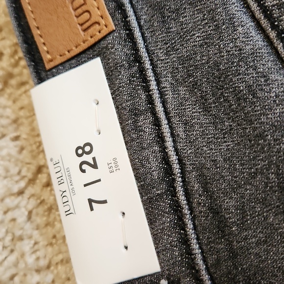 Judy Blue Capri's Size 7/28 - Picture 9 of 10